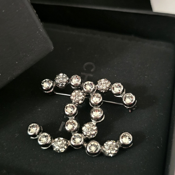 Chanel brooch - Picture 2 of 4